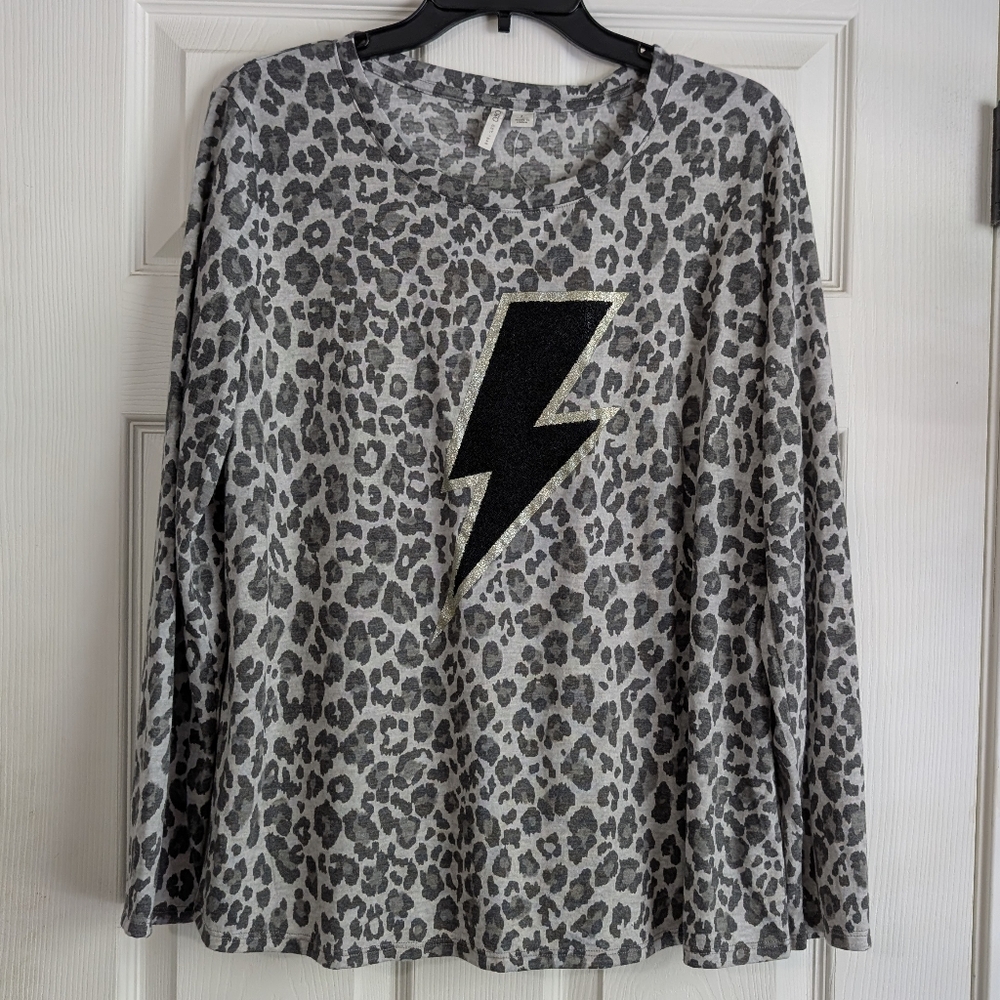 NWOT Cato Gray Leopard Print Lightening Bolt Top Size L